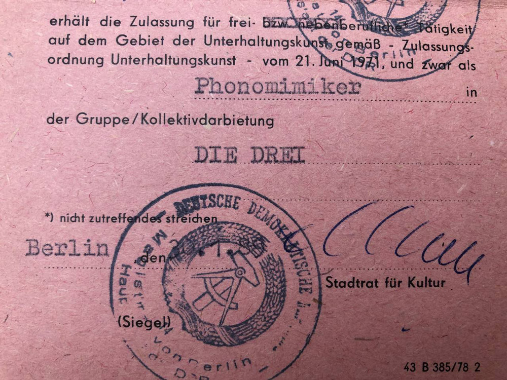 Dokument/Ausweis mit DDR-Stempel versehen, Zulassung für Gruppe/ Kollektivdarbietung: Die Drei, Phonomimiker