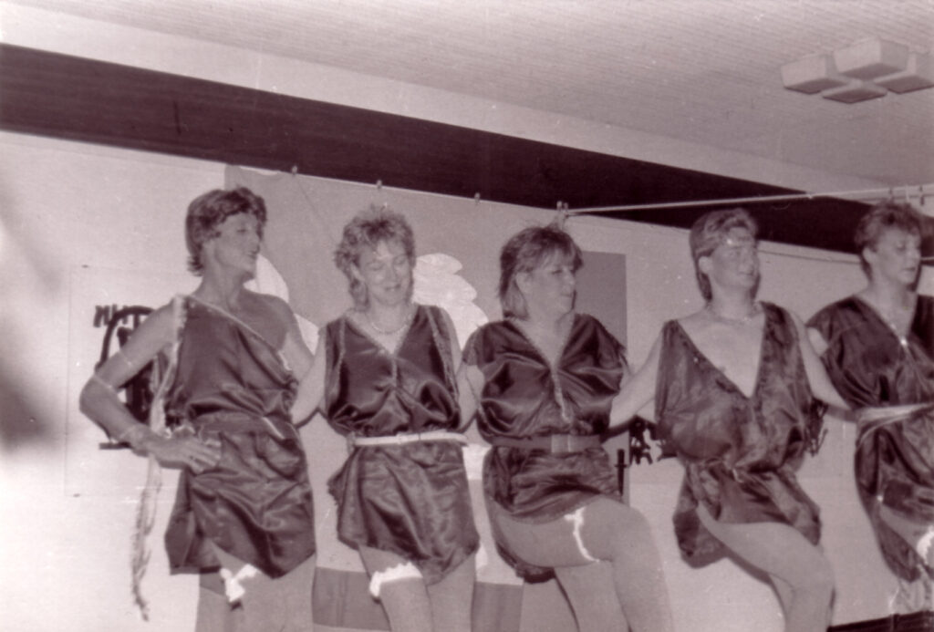 Tanzgruppe wie in Abbildung 1 und Abbildung 2, nähere Kameraeinstellung – 5 Personen