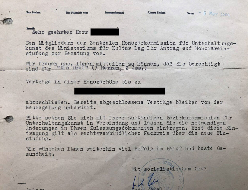 Schreibmaschinengetippter Brief mit Honorarbestätigung für die „Die Drei“