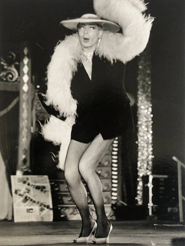 Jürgen mit Federboah auf der Bühne