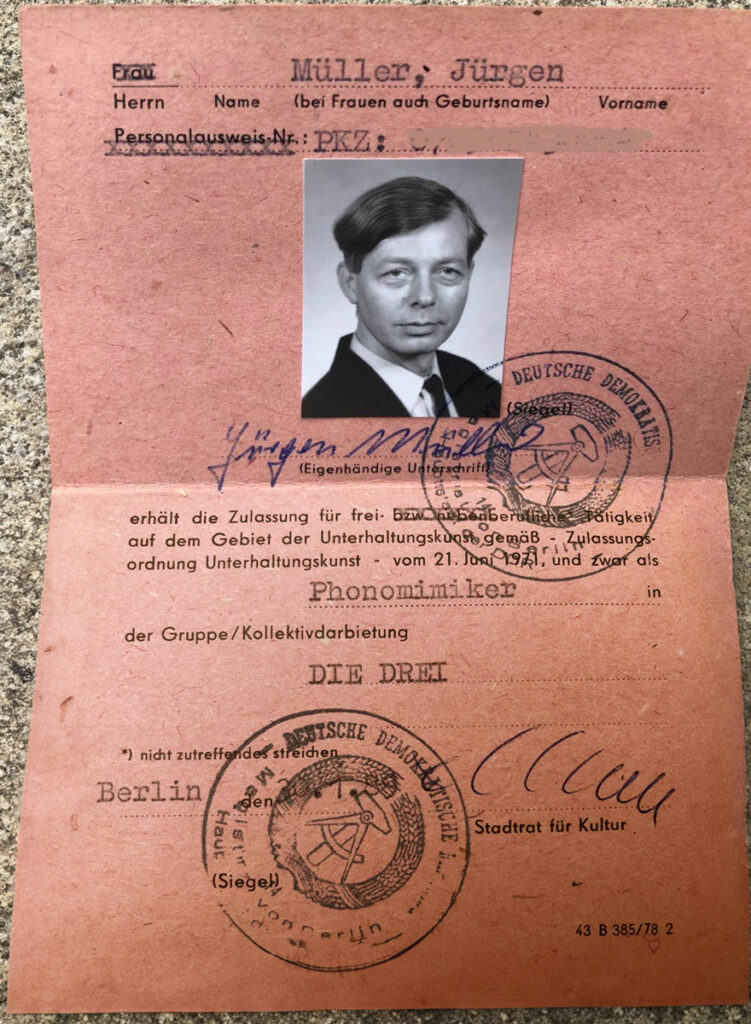 Dokument/Ausweis mit Passfoto von zugelassener Person, mit DDR-Stempel versehen, Zulassung für Gruppe/ Kollektivdarbietung: Die Drei, Phonomimiker