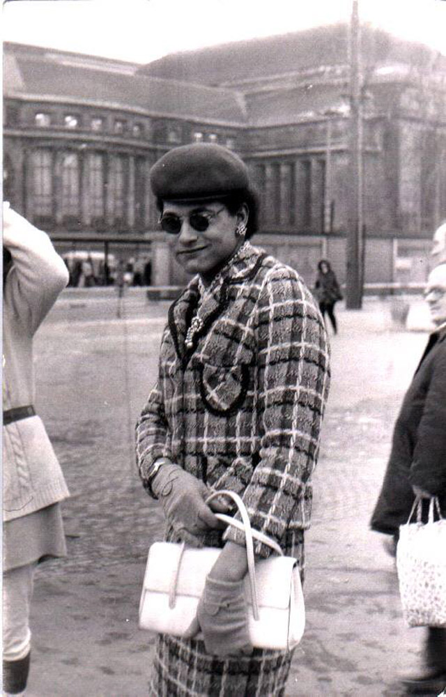 Person im Kleid vor dem Hauptbahnhof Leipzig 1983