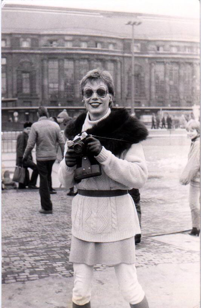 Person im Kleid vor dem Hauptbahnhof Leipzig 1983