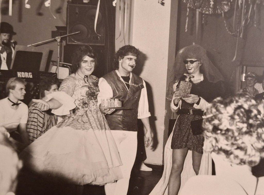 Georgina im Tanzturnierkleid auf Schwulen-Fasching-Party bekommt den ersten Preis (6 Whisky-Gläser), © Georg Hentze