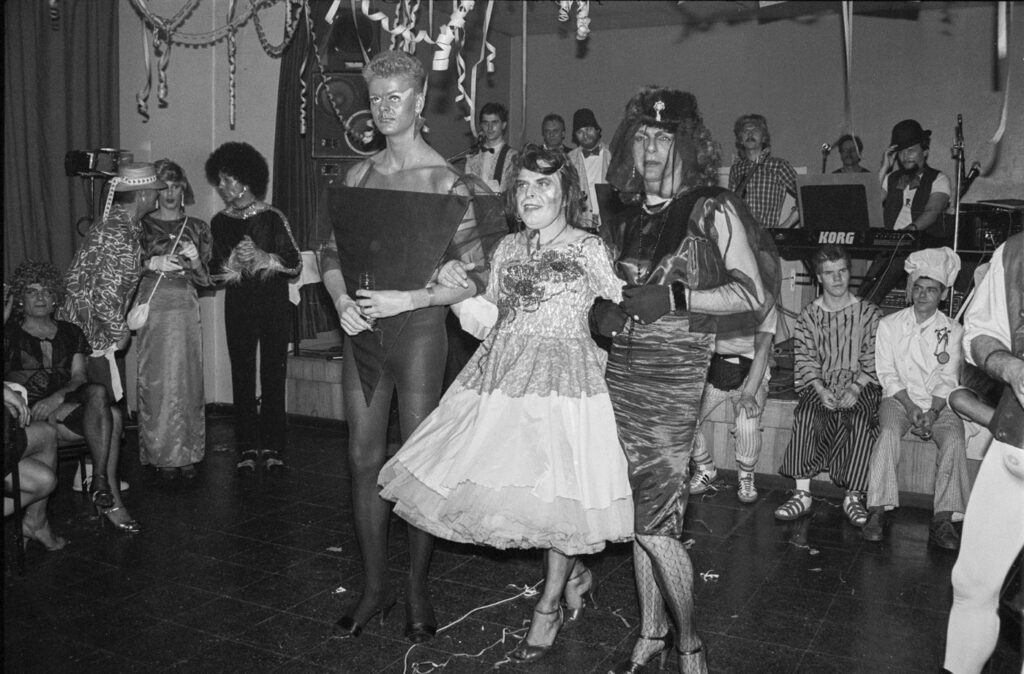 Georg (Georgina) mit Tanzturnierkleid auf Schwulen-Fasching-Party in Ost-Berlin zirka 1986, Preisverleihung für das schönste Kostüm, © Georg Hentze