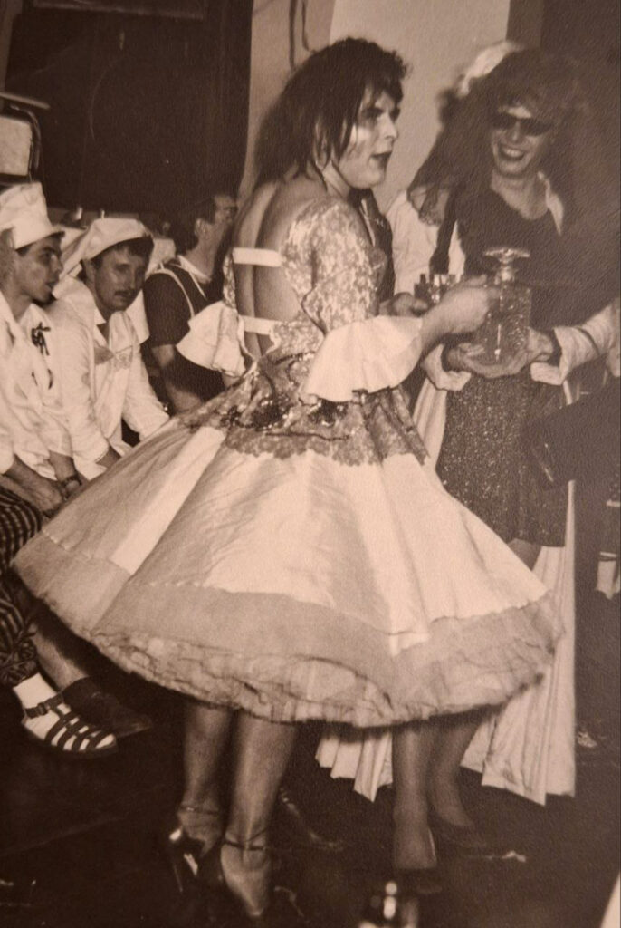 Georgina bekommt Preis verliehen, im Hintergrund als Schlafmützen Verkleidete, © Georg Hentze